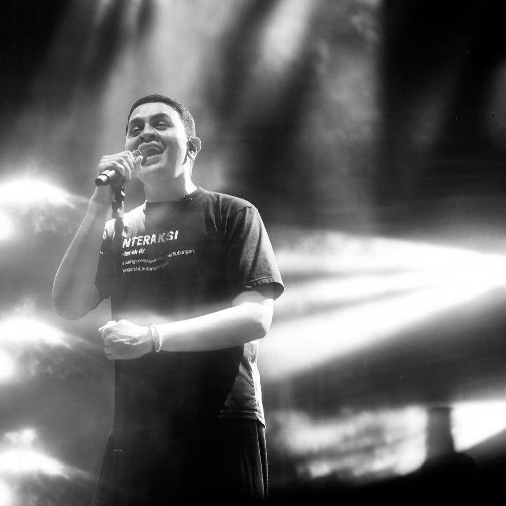 Potret Tulus saat manggung. (Instagram/@tulusm)