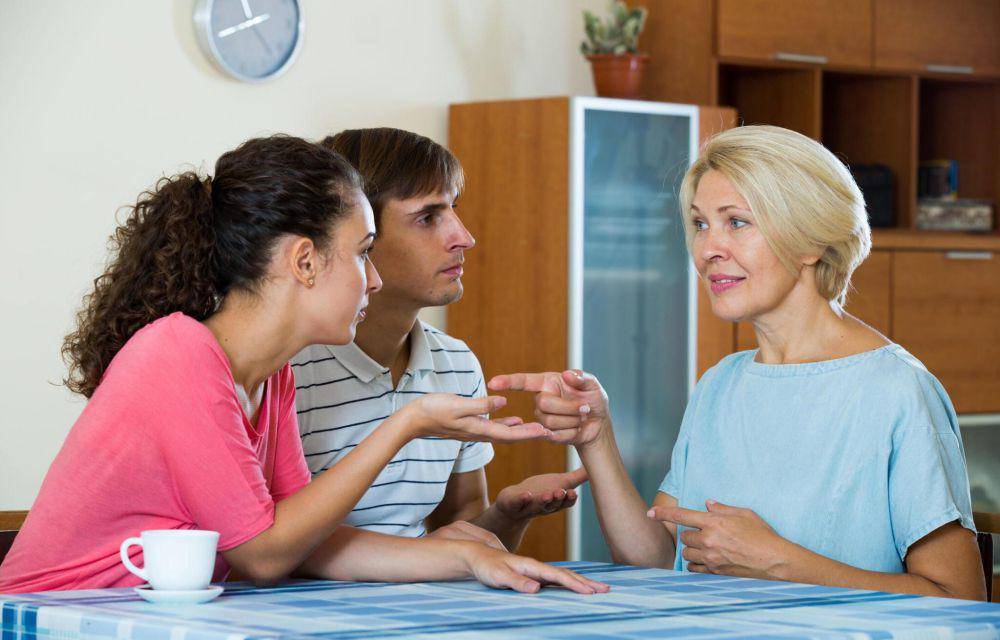 ilustrasi ibu bercerita kepada calon menantu (istockphoto.com/JackF)