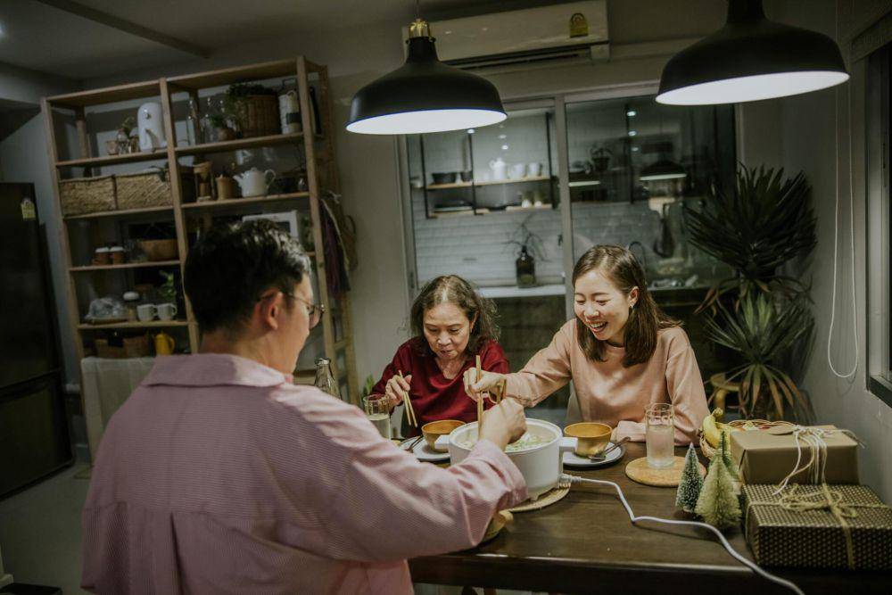 ilustrasi makan malam dengan calon mertua (istockphoto.com/Erdark)
