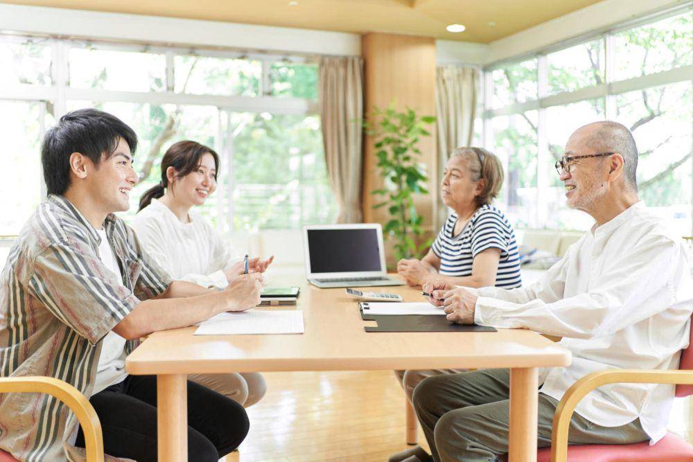 ilustrasi pria bertemu dengan calon mertua (istockphoto.com/kazuma seki)