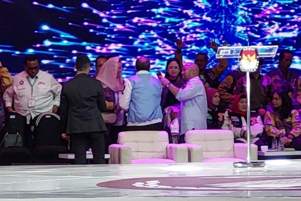 Didiet Prabowo Selfie dengan Puan Maharani di Jeda Segmen Kedua Debat