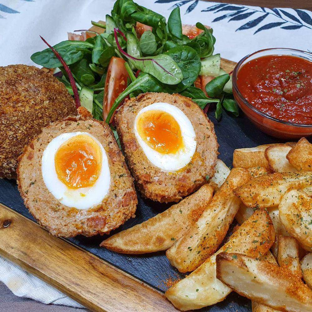 Scotch egg sebagai makanan khas Inggris (instagram.com/topchefnavarros_sw)