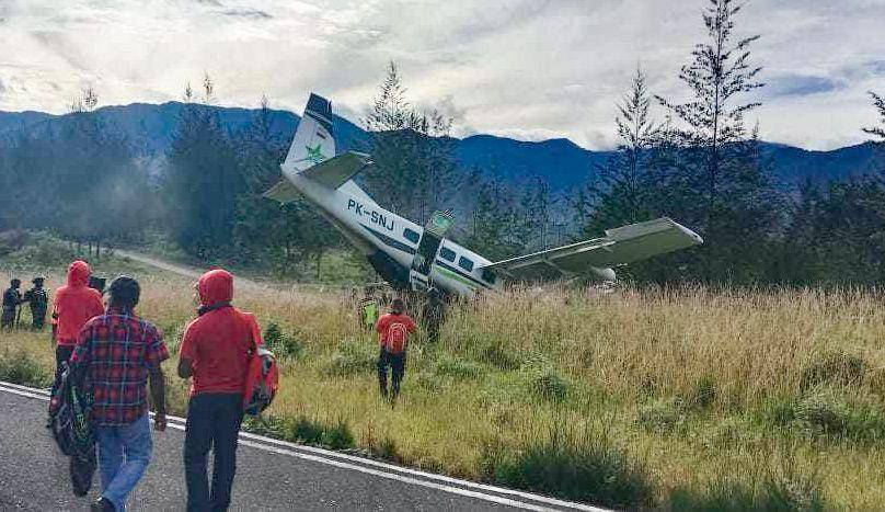 Pesawat Smart Air PK-SNJ tergelincir dan keluar jalur runway di Bandara Aminggaru, Distrik Ilaga, Kabupaten Puncak, Papua Tengah, Senin (5/2/2024). (IDN Times/Istimewa)