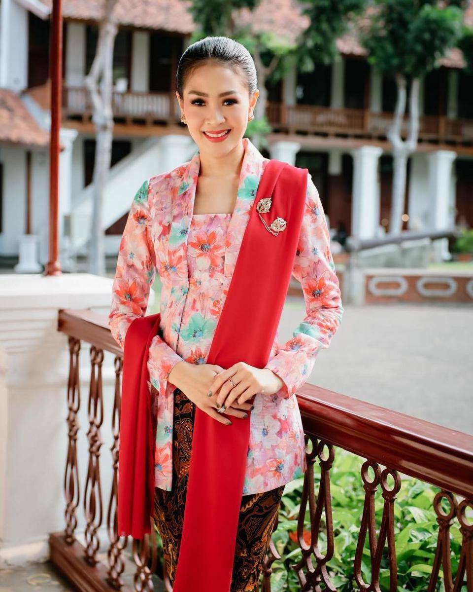 Kebaya Lia Lukman (instagram.com/lialukman)