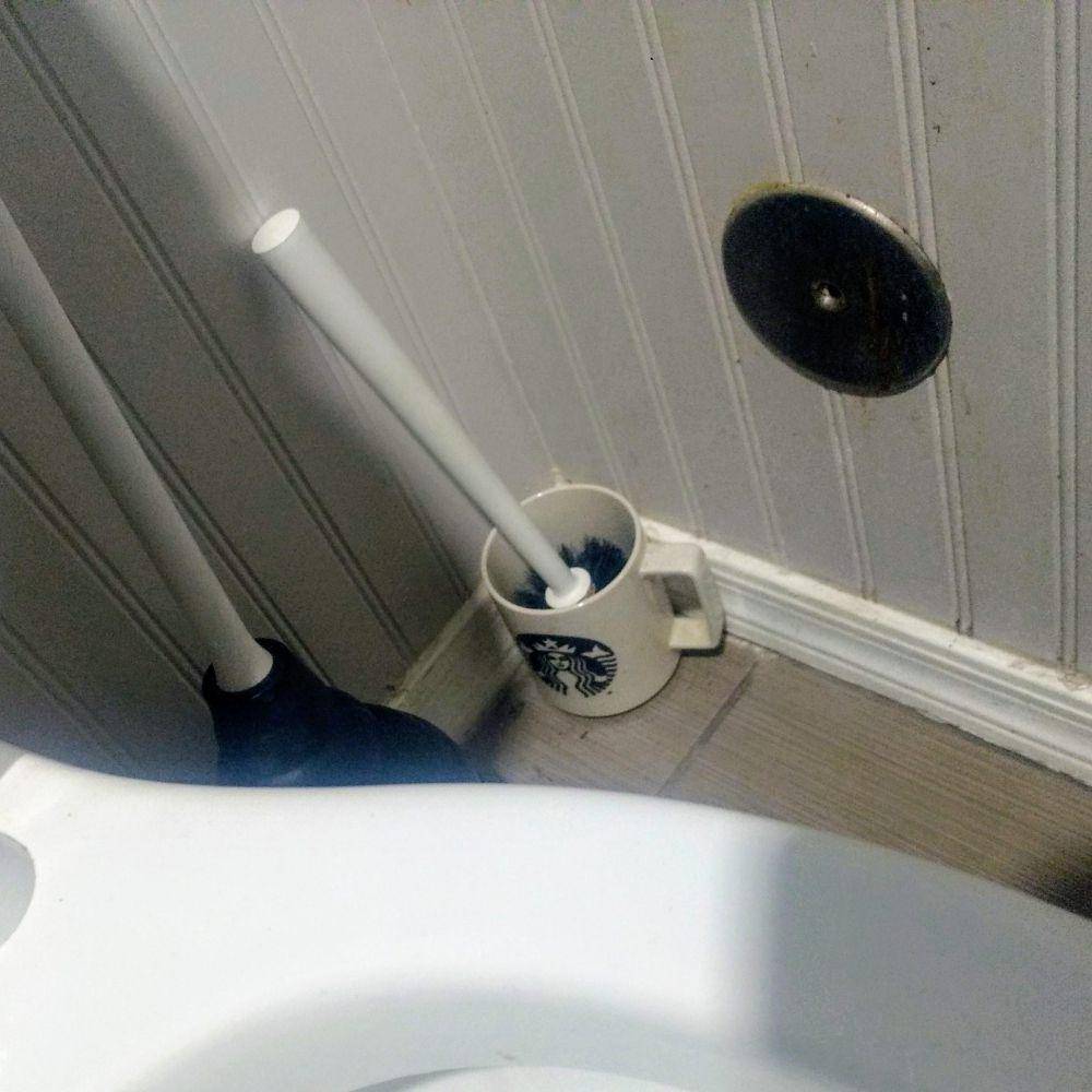potret bentuk sikat WC unik dan kocak (reddit.com/user/3LlamasInATrenchCoat)