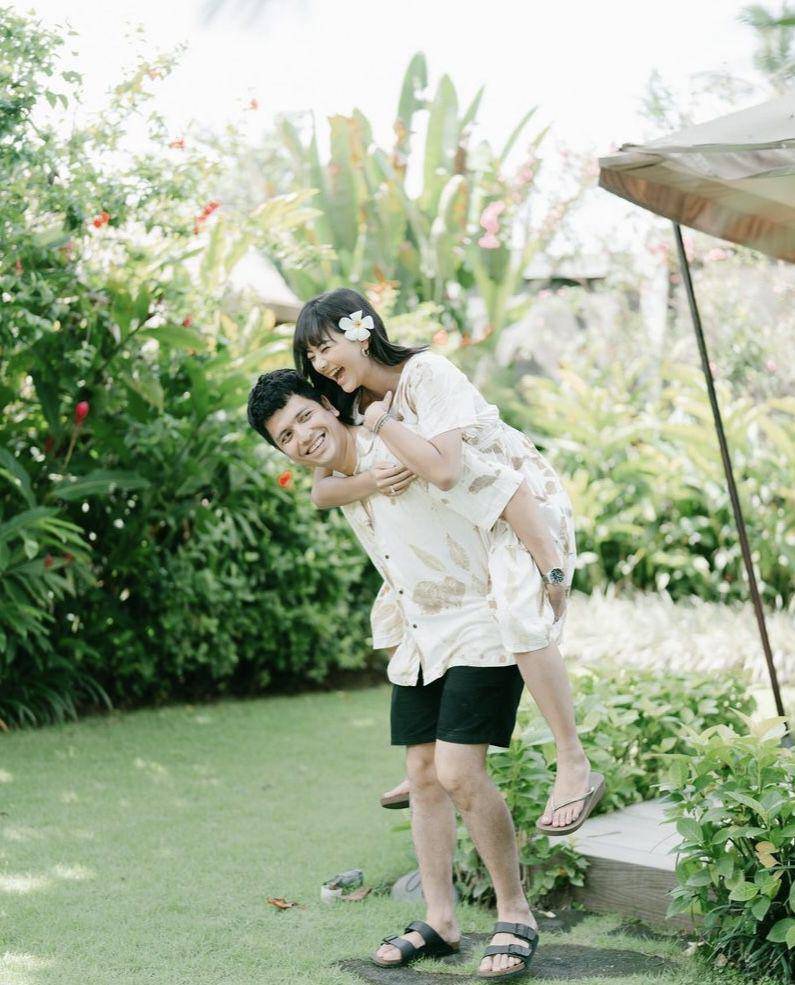 photoshoot Glenca Chysara dan Rendy Jhon di Bali (instagram.com/balibeachglamping)