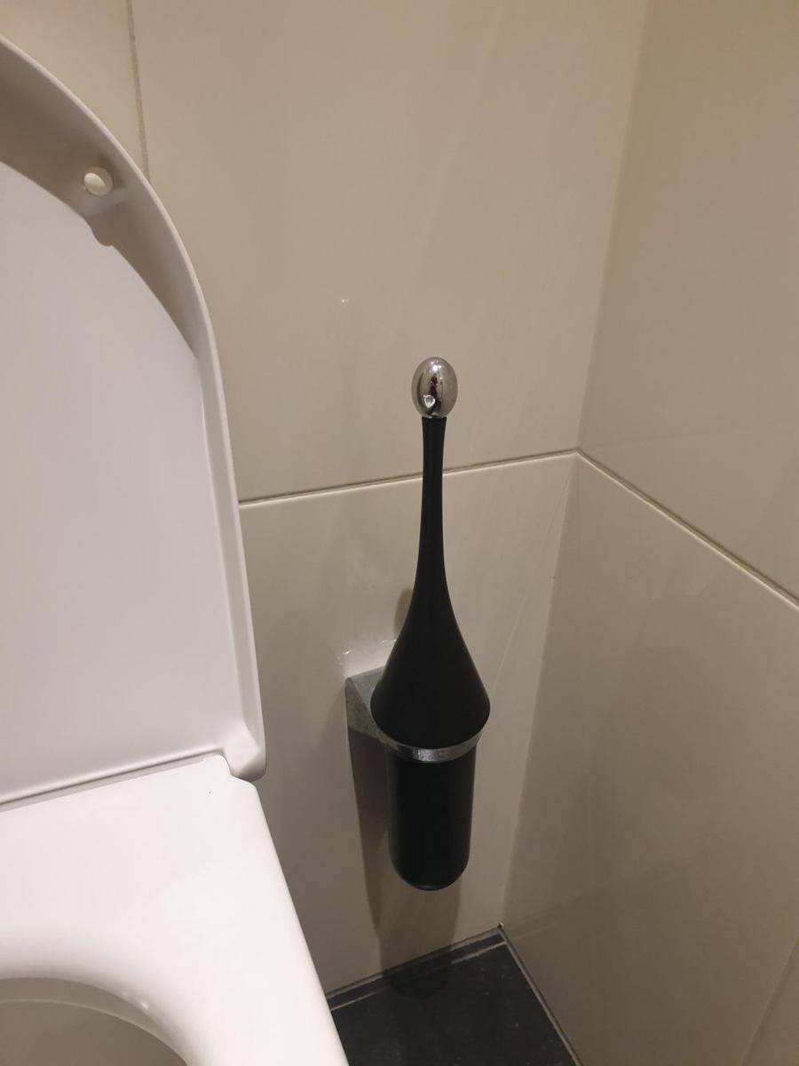 potret bentuk sikat WC unik dan kocak (reddit.com/user/Rutgherr)