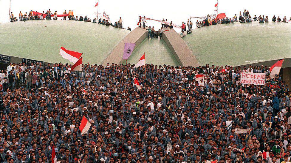 Gerakan Reformasi mahasiswa pada tahun 1998 dalam memperjuangkan demokrasi yang adil dan makmur (Dokumentasi BBC Inggris)