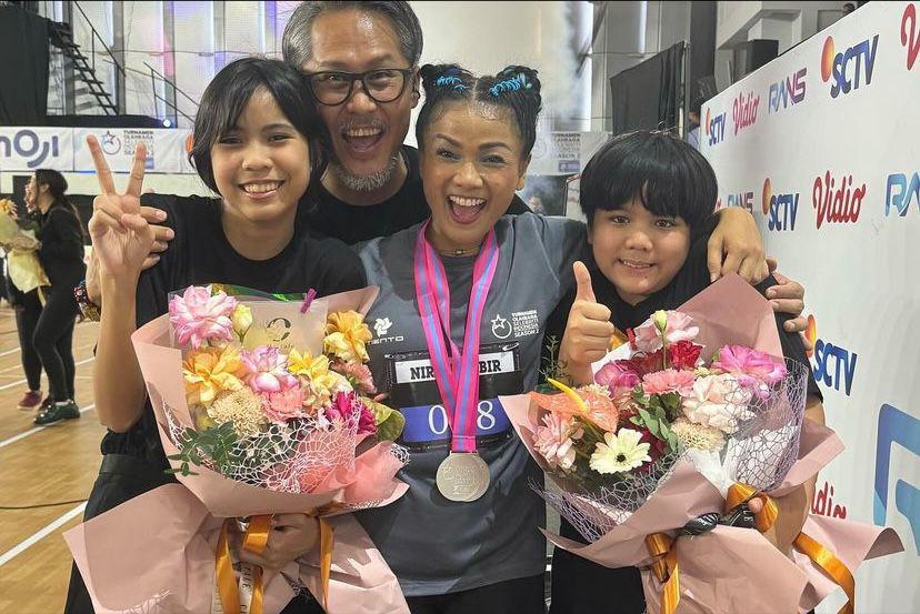 10 Potret Nirina Zubir Raih Juara 2 di Cabor Atletik Final TOSI 2