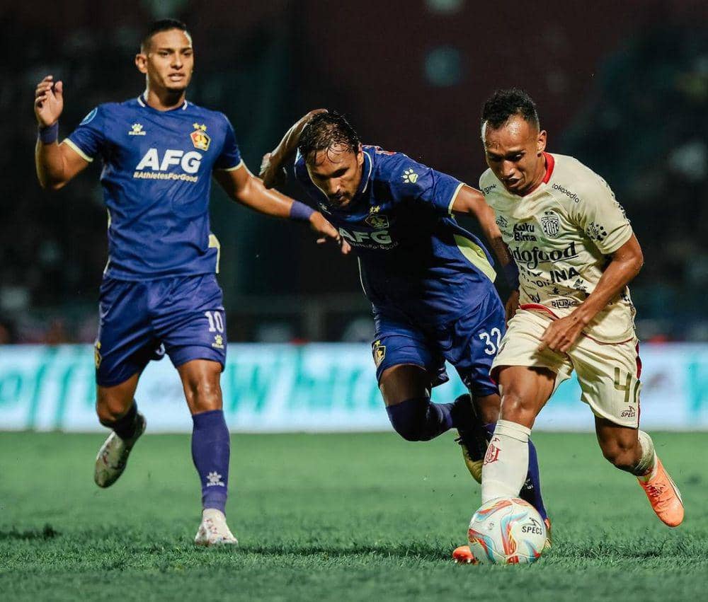 Pemain Bali United (putih) sedang berebut bola dengan pemain Persik Kediri (biru). (Instagram.com/baliunitedfc)