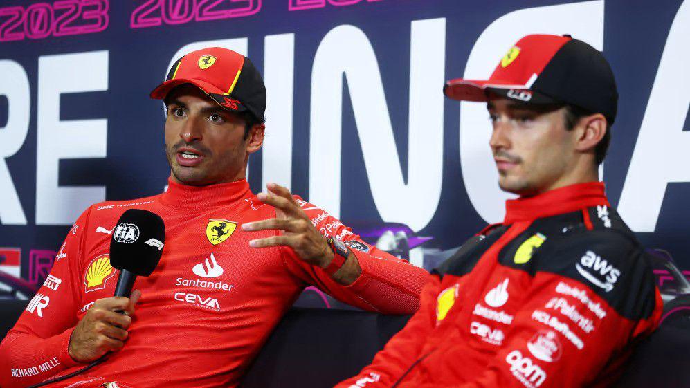 Carlos Sainz (kiri) dan Charles Leclerc (formula1.com)
