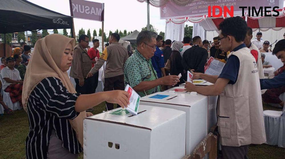 Simulasi warga menggunakan hak pilih di Kota Mataram. (IDN Times/Muhammad Nasir)
