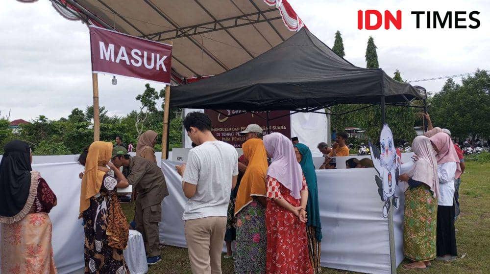 Ilustrasi warga menggunakan hak pilih dalam simulasi pemungutan suara di Kota Mataram. (IDN Times/Muhammad Nasir)