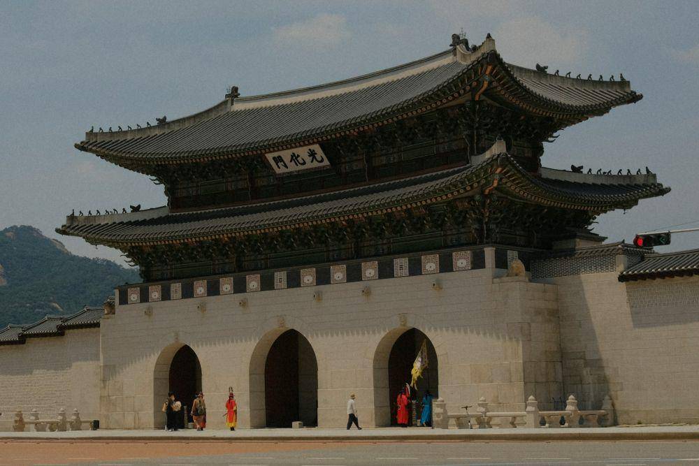 Gwanghwamun Gate (unsplash.com/Daesun Kim)
