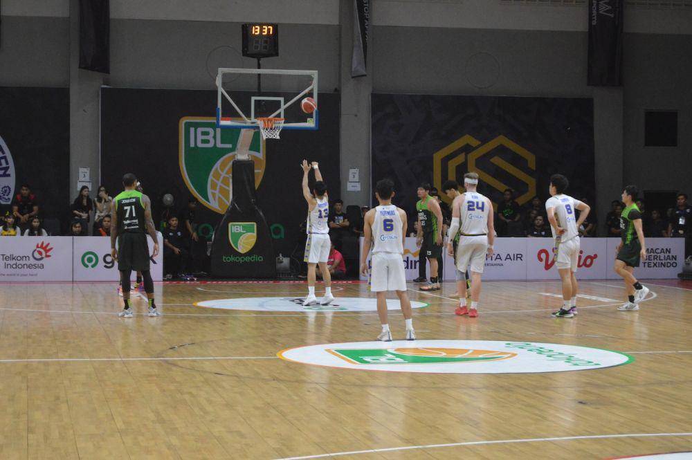 Pertandingan tim basket Satya Wacana Salatiga melawan Borneo Hornbills di IBL 2024 di Knight Stadium Semarang, Minggu (4/2/2024). (dok. SWS Basketball)