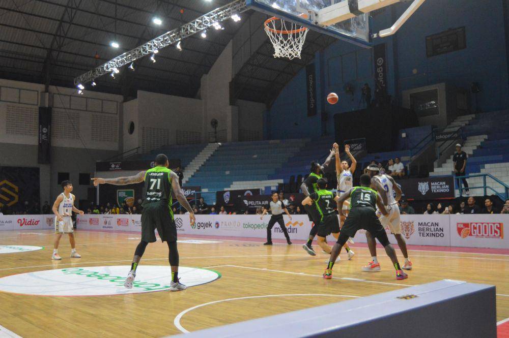 Pertandingan tim basket Satya Wacana Salatiga melawan Borneo Hornbills di IBL 2024 di Knight Stadium Semarang, Minggu (4/2/2024). (dok. SWS Basketball)