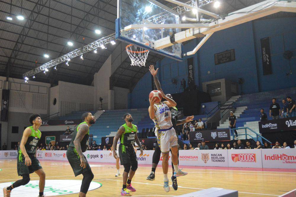 Pertandingan tim basket Satya Wacana Salatiga melawan Borneo Hornbills di IBL 2024 di Knight Stadium Semarang, Minggu (4/2/2024). (dok. SWS Basketball)