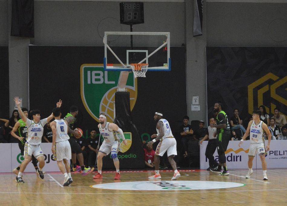 Pertandingan tim basket Satya Wacana Salatiga melawan Borneo Hornbills di IBL 2024 di Knight Stadium Semarang, Minggu (4/2/2024). (dok. SWS Basketball)