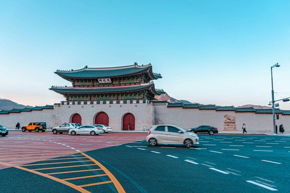 Gwanghwamun Gate (unsplash.com/Guillermo Pérez)