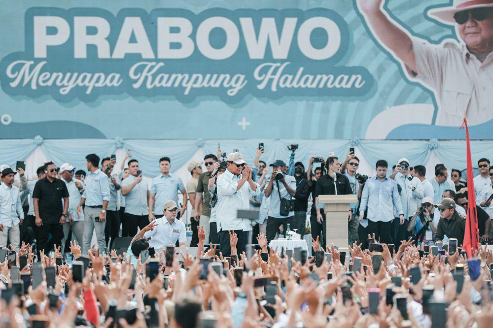 Prabowo saat menyapa puluhan ribu masyarakat Sulawesi Utara yang memadati Lapangan Schwarz, Langowan, Minahasa, Senin (5/2). (Dok. TKN Prabowo-Gibran)