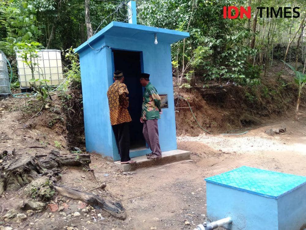 Pembangunan fasilitas air bersih.(IDN Times/Daruwaskita)