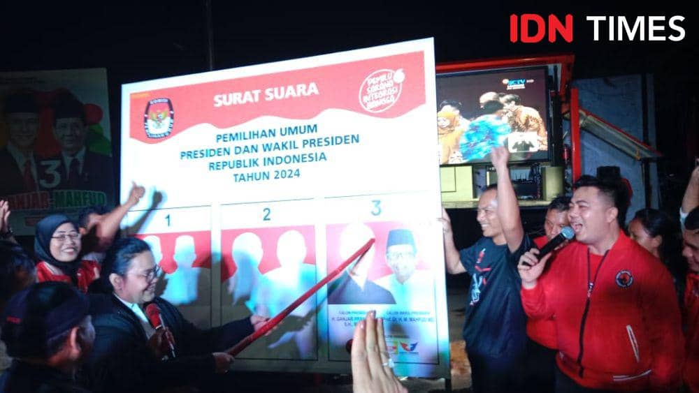 Ketua TKD Ganjar-Mahfud Jateng Agustina Wilujeng mencontohkan kepada relawan dan partainya cara mencoblos surat suara di nomor urut 3. (IDN Times/Fariz Fardianto (