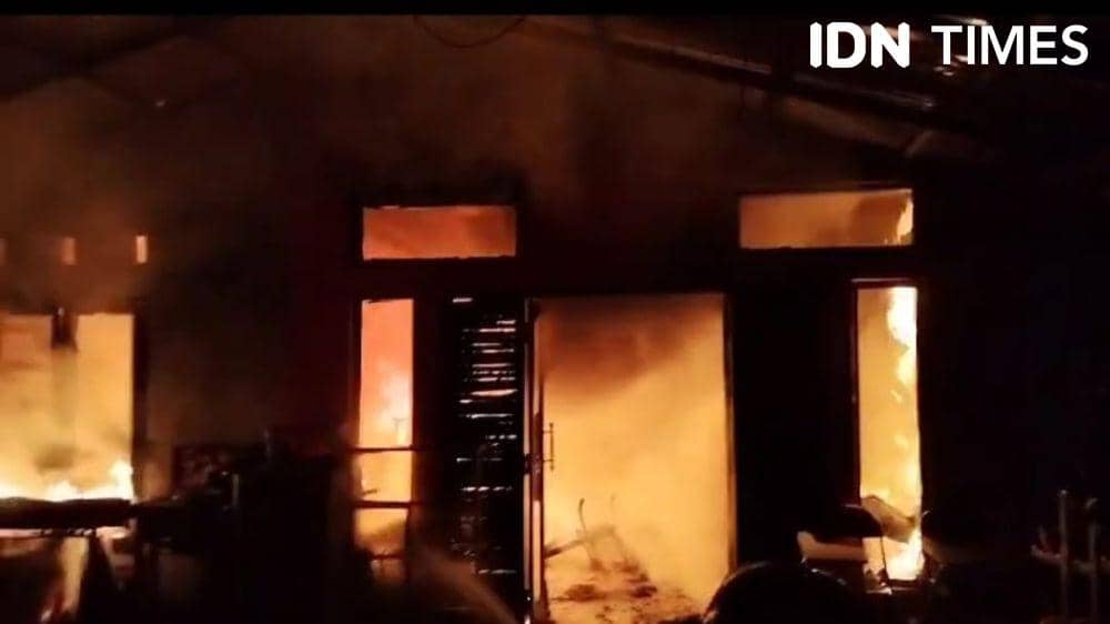 Musibah kebakaran melanda sebuah rumah di Jalan Gunung 1 RT 04, Kelurahan Margomulyo, Kecamatan Balikpapan Barat Kalimantan Timur (Kaltim), Minggu (4/2/2024). (IDN Times/Hilmansyah)