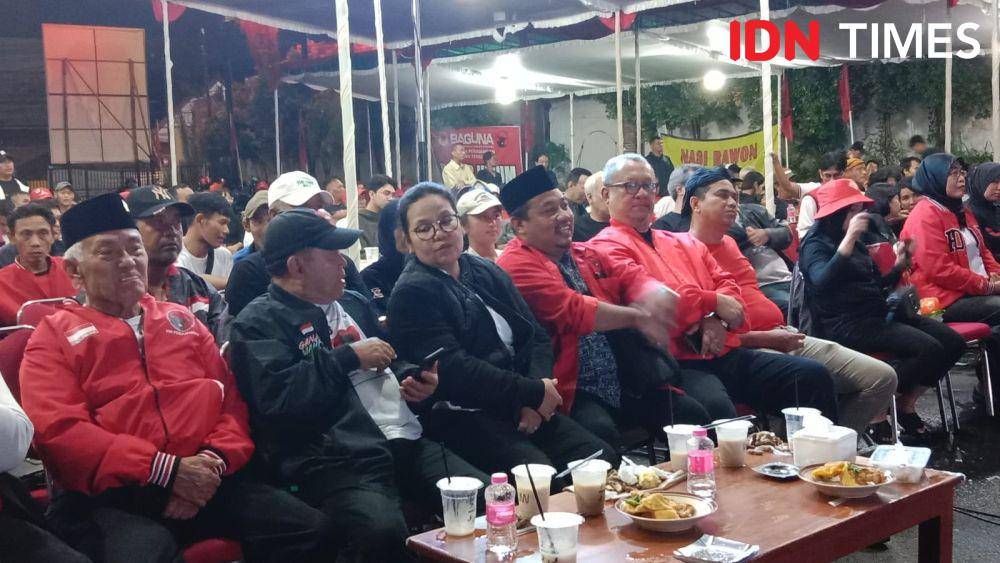 Ketua TKD Ganjar-Mahfud Jateng Agustina Wilujeng saat nonton bareng debat kelima capres di Panti Marhen PDIP Jateng. (IDN Times/Fariz Fardianto)