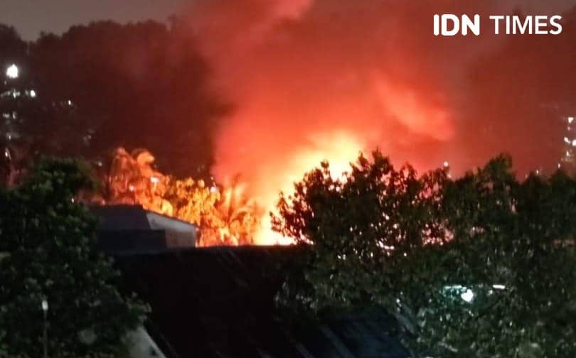 Musibah kebakaran melanda sebuah rumah di Jalan Gunung 1 RT 04, Kelurahan Margomulyo, Kecamatan Balikpapan Barat Kalimantan Timur (Kaltim), Minggu (4/2/2024). (IDN Times/Hilmansyah)