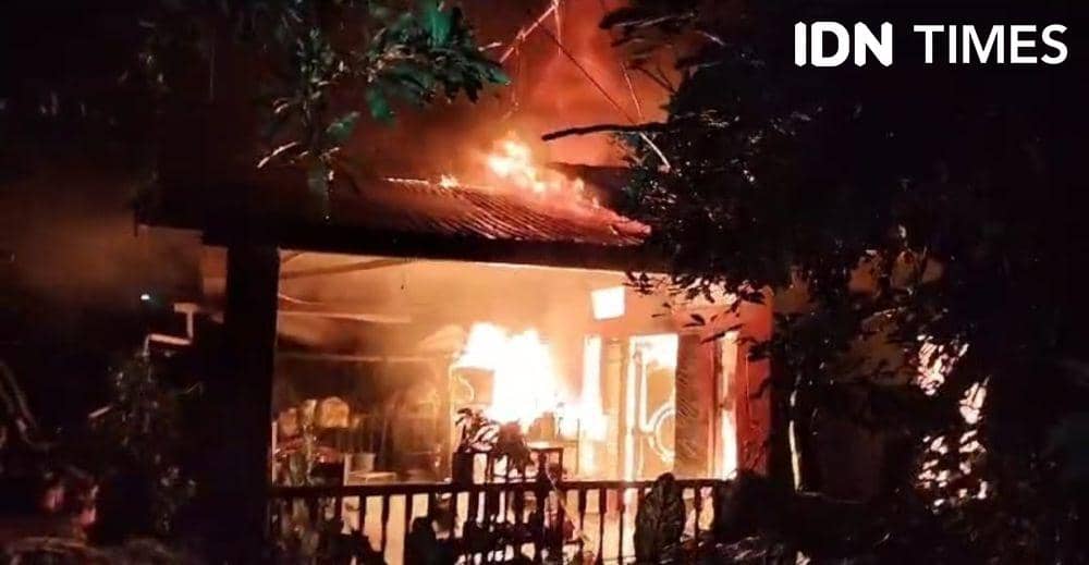 Musibah kebakaran melanda sebuah rumah di Jalan Gunung 1 RT 04, Kelurahan Margomulyo, Kecamatan Balikpapan Barat Kalimantan Timur (Kaltim), Minggu (4/2/2024). (IDN Times/Hilmansyah)