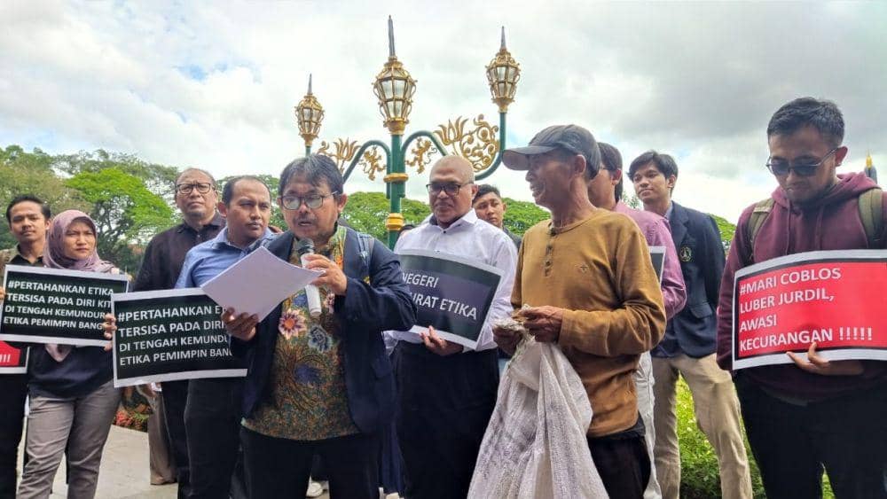 Para akademisi lintas kampus di Malang melakukan aksi protes di Alun-alun Tugu Malang. (IDN Times/Rizal Adhi Pratama)