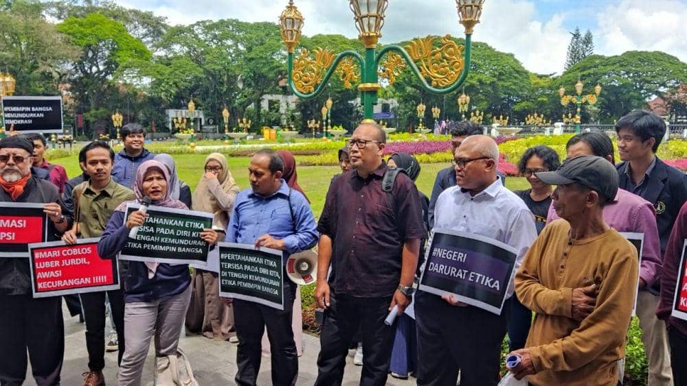 Para akademisi lintas kampus di Malang melakukan aksi protes di Alun-alun Tugu Malang. (IDN Times/Rizal Adhi Pratama)