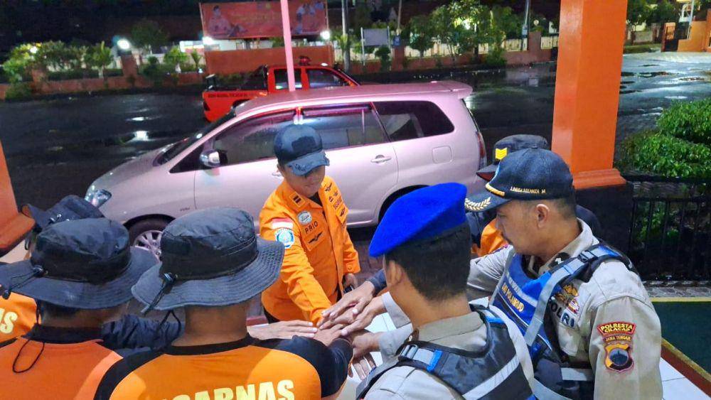 Tim SAR gabungan memberi salam semangat sebelum mengevakuasi empat ABK perahu katir. (IDN Times/Dok Humas Basarnas Cilacap)