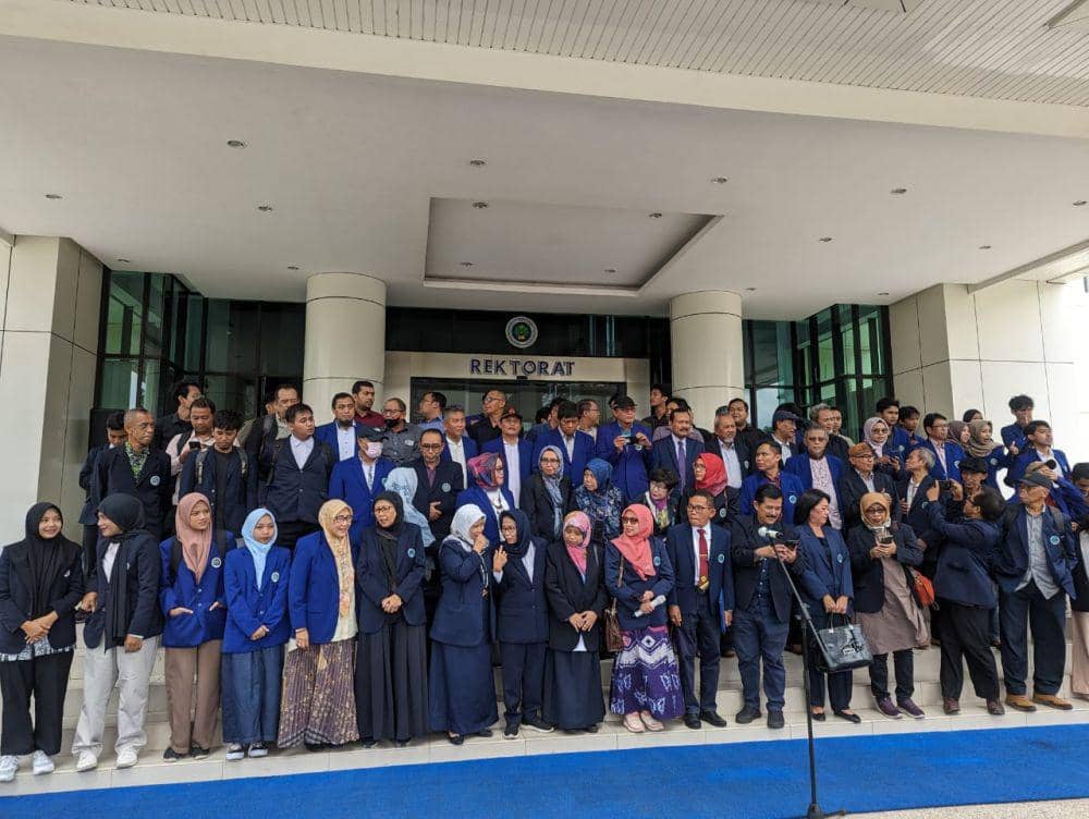 Pembacaan seruan beretika dalam bernegara pada Jokowi. (IDN Times/Rizal Adhi Pratama)