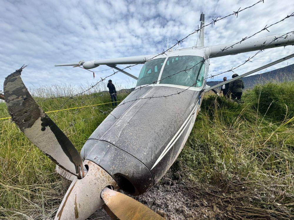 Pesawat Smart Air PK-SNJ keluar jalur runway dan tabrak pagar Bandara Aminggaru, di Distrik Ilaga, Kabupaten Puncak, Papua Tengah, Senin (5/2/2024) pagi. (IDN Times/Istimewa)