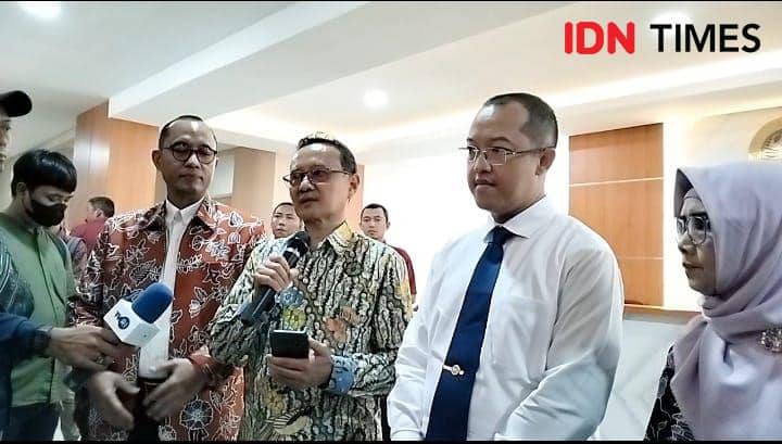 Direktur Sekolah Pascasarjana Universitas Airlangga (UNAIR), Prof Badri Munir (tengah). (IDN Times/Khusnul Hasan)