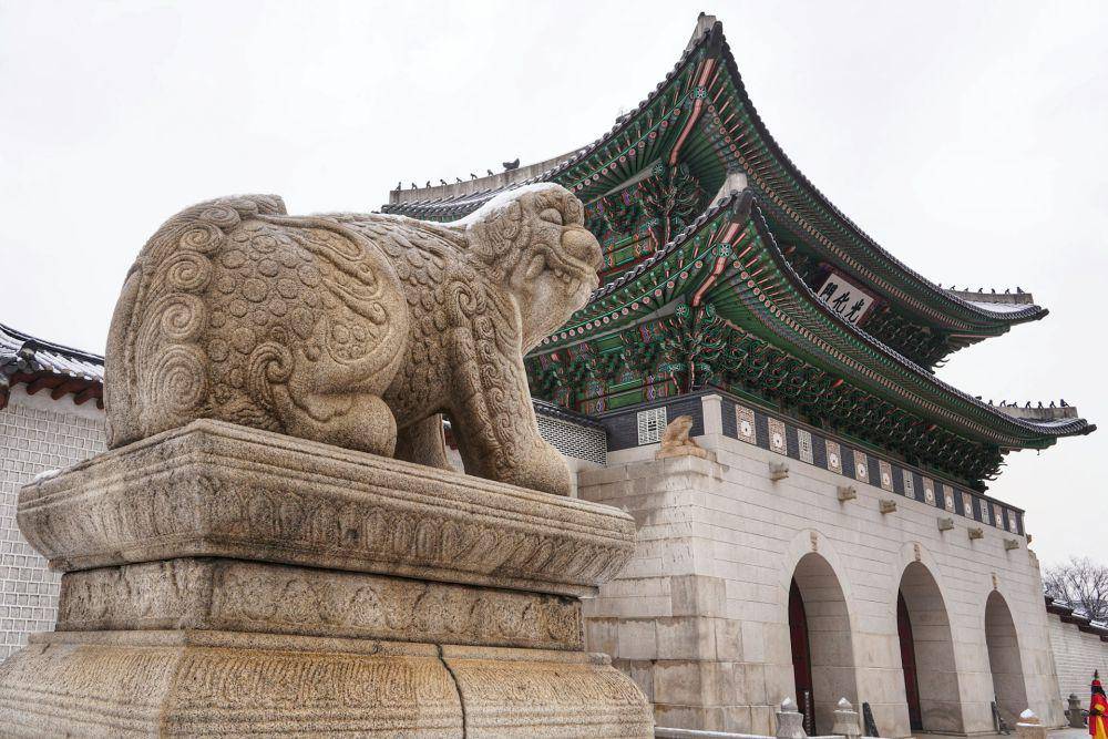 Gwanghwamun Gate (unsplash.com/KS KYUNG)
