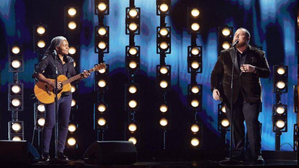 Duet Tracy Chapman dan Luke Combs menyanyikan lagu "Fast Car". (grammy.com)