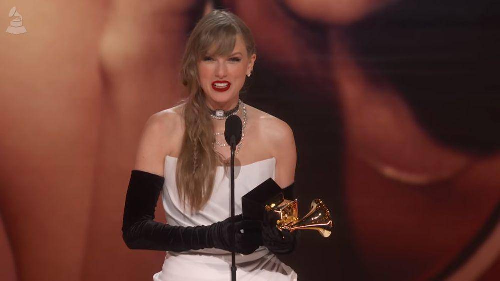 Taylor Swift menerima penghargaan Album of the Year keempatnya. (youtube.com/@RecordingAcademy)
