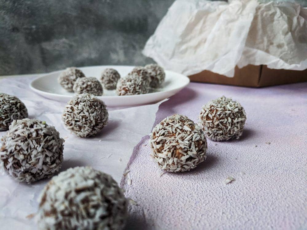 chocolate coconut snowballs (pexels.com/Asya Vlasova)