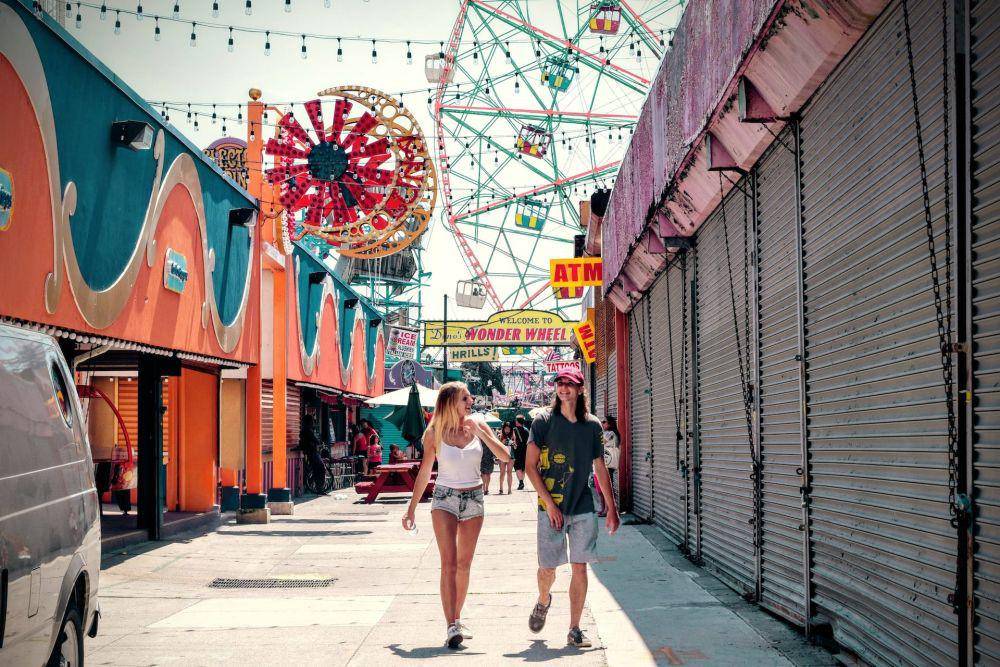 ilustrasi taman bermain atau theme park (pexels.com/Tom Gouw)