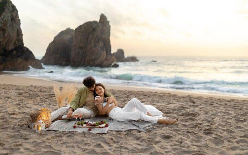 Ilustrasi first date romantis di tepi pantai bersama pasangan (pexels.com/prostock-studio)
