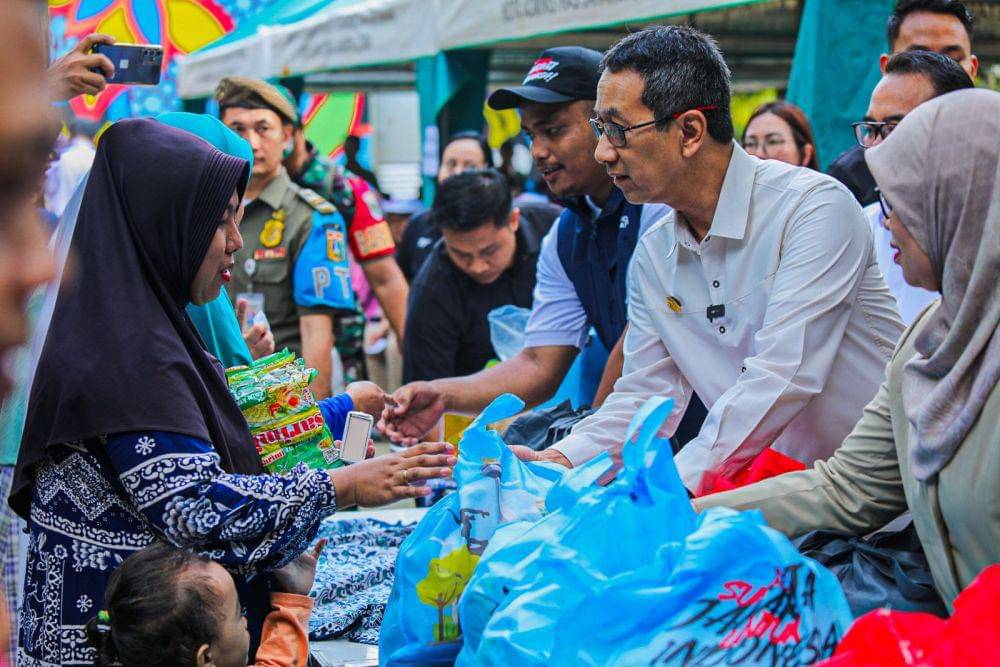 Penjabat (PJ) Heru Budi Hartono buka sembako murah dan bagi sertifikat tanah gratis di Jakarta Utara, Senin (5/2//2024). (dok. Humas Pemprov DKI Jakarta)