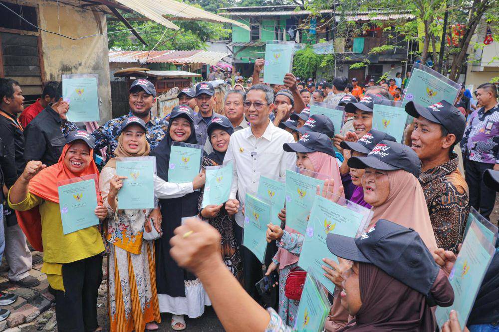 Penjabat (PJ) Heru Budi Hartono buka sembako murah dan bagi sertifikat tanah gratis di Jakarta Utara, Senin (5/2//2024). (dok. Humas Pemprov DKI Jakarta)