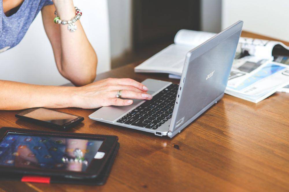 ilustrasi meng-install Microsoft Copilot Pro di laptop (pixabay.com/kaboompics)