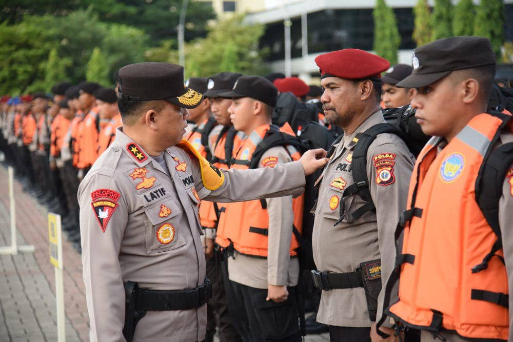 Kapolda Maluku, Irjen Pol Lotharia Latif mengecek kesiapan personil.(IDN Times/Polda Maluku))