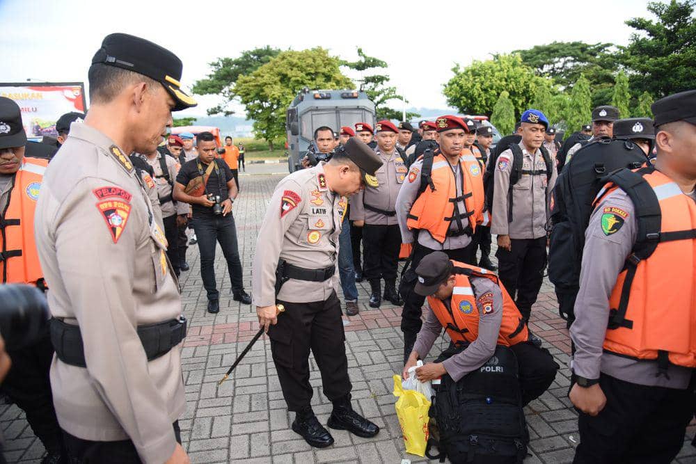 Kapolda Maluku Irjen Pol Lotharia Latif tengah memeriksa kesiapan personil, seperti tas dan jaket pelampung.(IDN Times/Humas Polda Maluku)