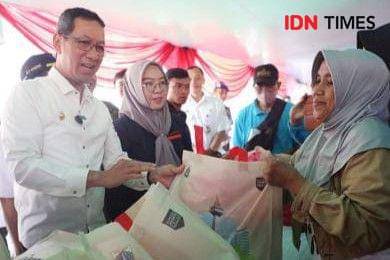 Penjabat (PJ) Heru Budi Hartono buka sembako murah dan bagi sertifikat tanah gratis di Jakarta Utara, Senin (5/2//2024). (IDN Times/Dini Suciatiningrum)