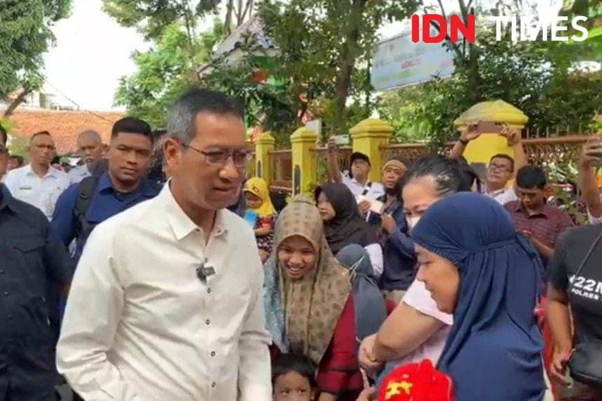 Penjabat (PJ) Heru Budi Hartono buka sembako murah dan bagi sertifikat tanah gratis di Jakarta Utara, Senin (5/2//2024). (IDN Times/Dini Suciatiningrum)