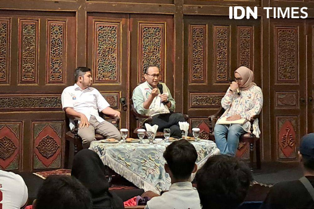 Dewan Pakar TPN Ganjar Pranowo-Mahfud MD, Satya Heragandhi dalam diskusi bertajuk “Muda Menggugat” dan Peluncuran Deklarasi Ekonomi Hijau Greenpeace Indonesia, di Toeti Heraty Museum, Jakarta Pusat, Senin (5/2/2024). (IDN Times/Trio Hamdani)